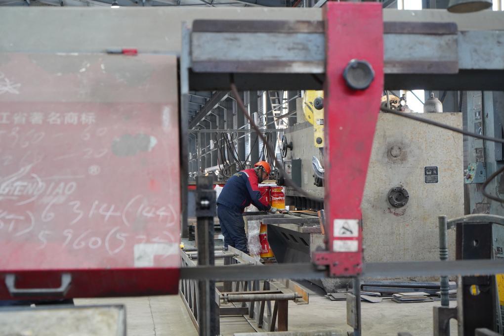 2025年12月8日，在俄罗斯犹太自治州首府比罗比詹市，一家从事钢结构材料生产的中资企业的员工正在工作。新华社记者刘恺摄