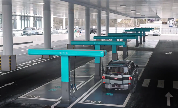 对用户最友好的充电桩 比亚迪发布闪充桩：悬吊设计、插拔不费劲