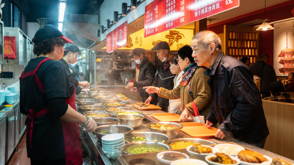 湖北省武汉市青山区的“好味到”大食堂里,居民正在挑选餐品。新华社记者 熊翔鹤 摄