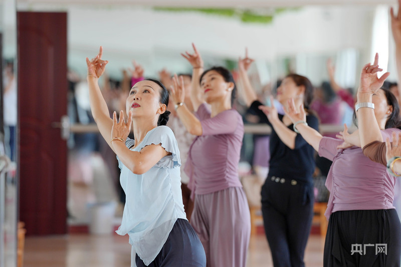 云南曲靖:老年大学深耕“银发课堂”