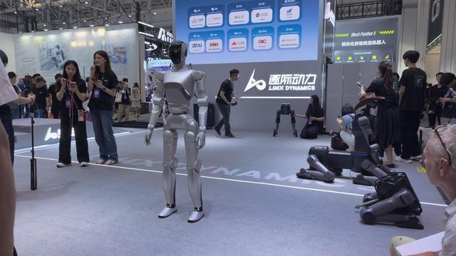 逐际动力展会现场展出多款不同形态机器人