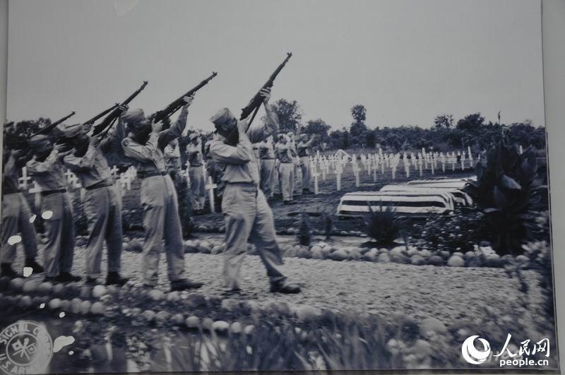 1947年4月22日，密支那墓地，仪仗队为牺牲的三位军官鸣枪致敬。