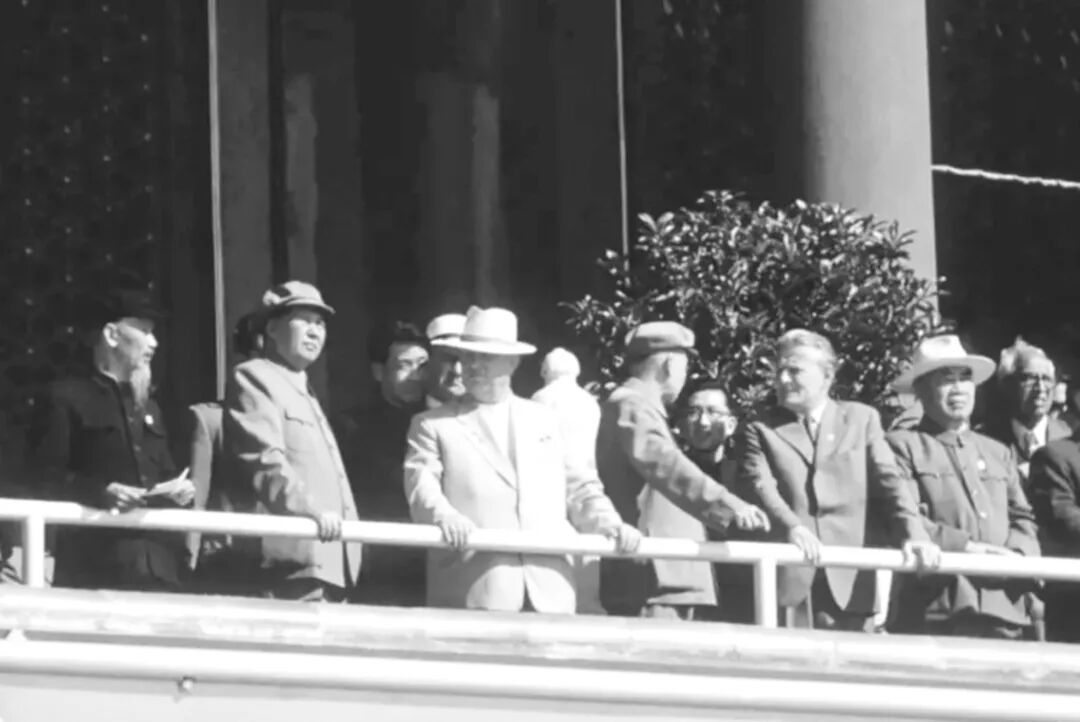 ◆1959年10月1日,毛泽东、刘少奇、朱德等党和国家领导人在天安门城楼与赫鲁晓夫、胡志明等国际友人庆祝中华人民共和国成立10周年。