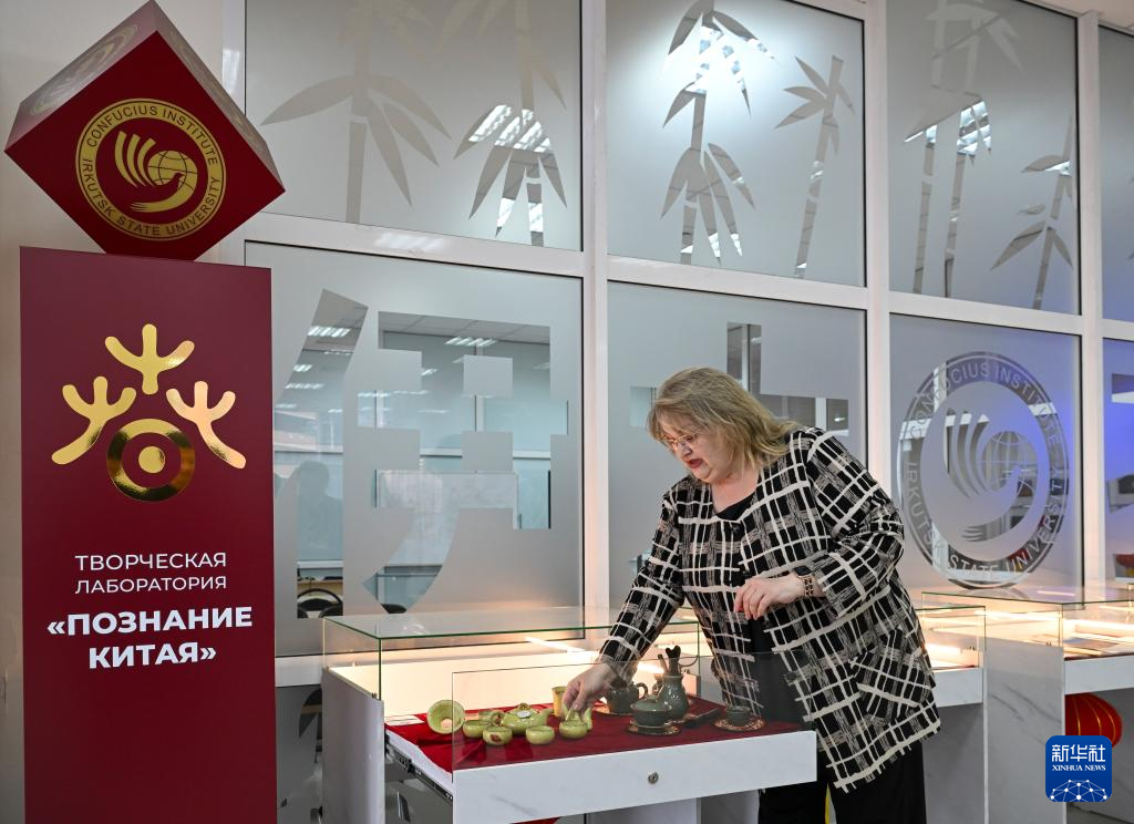 4月29日，俄罗斯伊尔库茨克国立大学孔子学院俄方院长斯韦特兰娜&middot;拜拉莫娃在“文知坊”介绍茶具。 新华社记者 郝建伟 摄