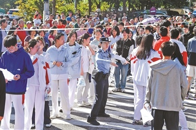 经开区东谈主大附中考点，民警颐养科场外次第照相/本报记者 付丁