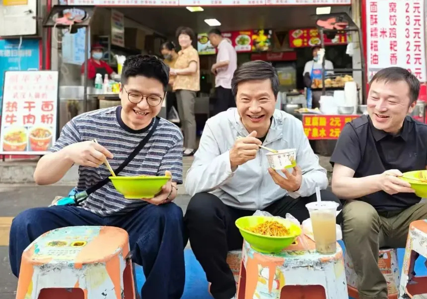 【雷军直播回应武汉过早争议:有人说我装,骂起来可能都解释不清楚…】雷