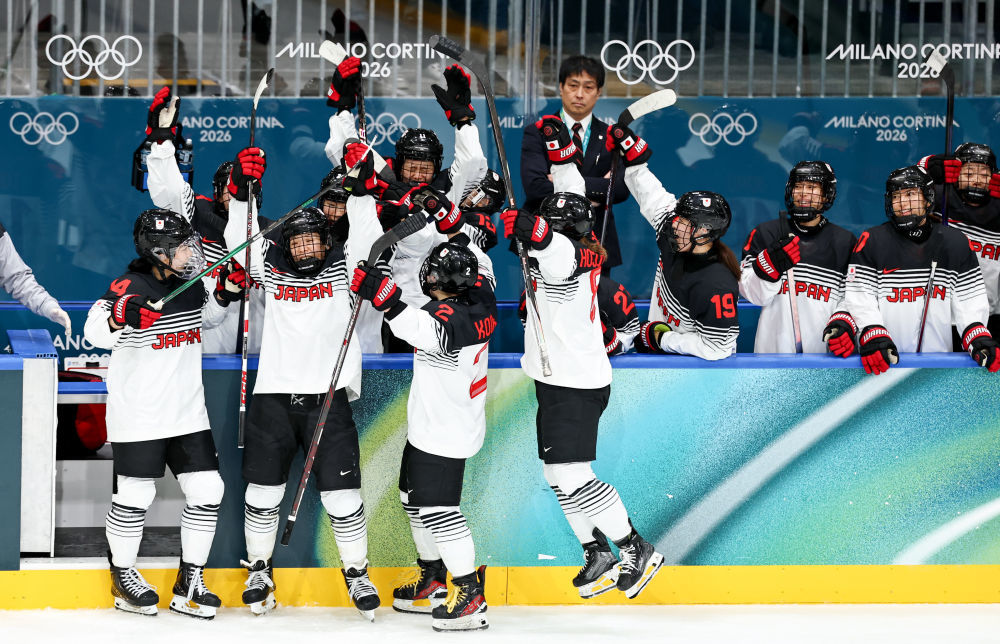 2月9日，日本队球员在冰球项目女子小组赛B组比赛中庆祝进球。新华社记者 王楷焱 摄