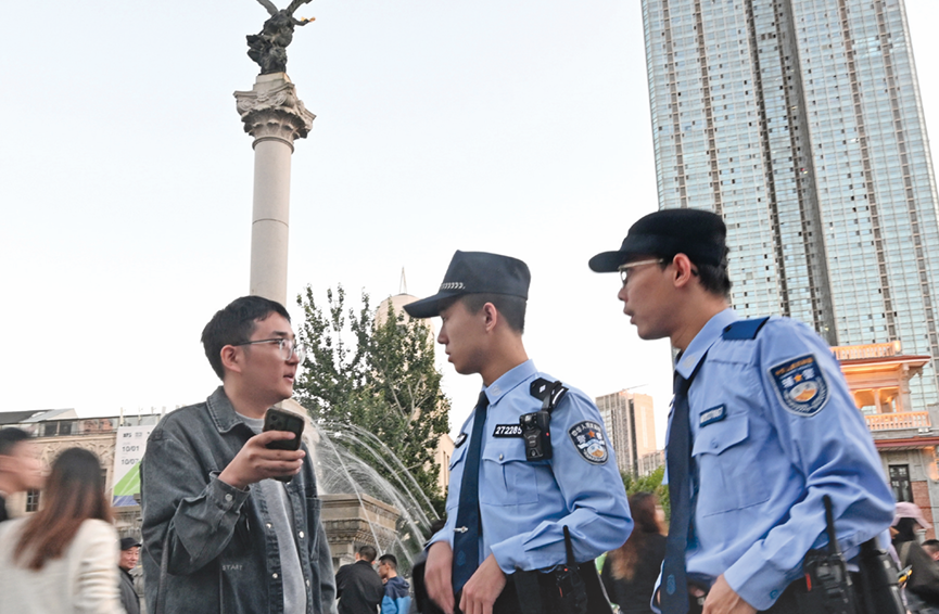 民警在意风区巡逻值守,为游客提供帮助。记者 孙震 赵建伟 摄