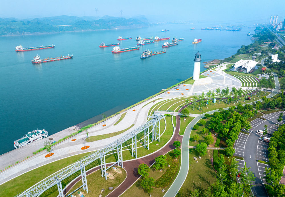 这是湖北省宜昌市滨江公园灯塔广场一角（2024年5月24日摄，无人机照片）。地处宜昌市猇亭区的灯塔广场原为磨盘港砂石码头。近年来，当地持续实施长江岸线生态修复治理，昔日码头、厂房变身绿地广场，形成了一条集历史、人文、景观、生态于一体的美丽岸线，成为了市民休闲娱乐的好去处。