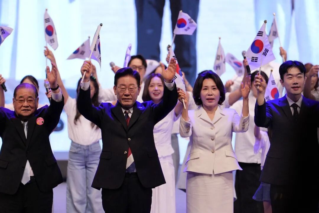 8月15日，韩国总统李在明（左二）在韩国首尔世宗文化会馆出席光复节81周年庆祝仪式/图源：新华社
