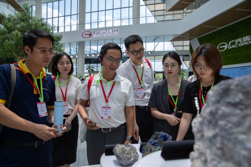 2025年5月21日，参加“红色研学之旅”的越南青年在广州参观广汽研究院的电池材料展区。新华社记者 李旭伦 摄