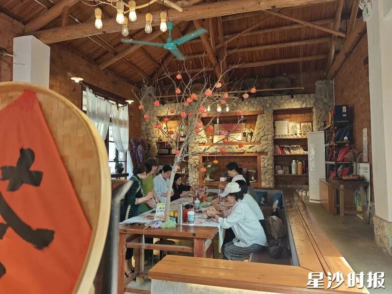 工作日，尚木兰亭&middot;湖畔茶馆里坐满了游客。