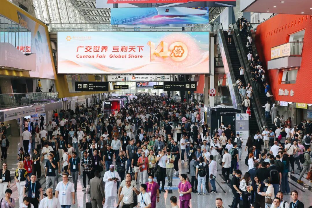广交会展馆内人山人海/盐财经郭嘉亮 摄