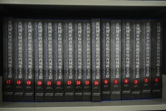 《英国国家图书馆藏敦煌西域藏文文献》展示。 中新社记者 李亚龙 摄