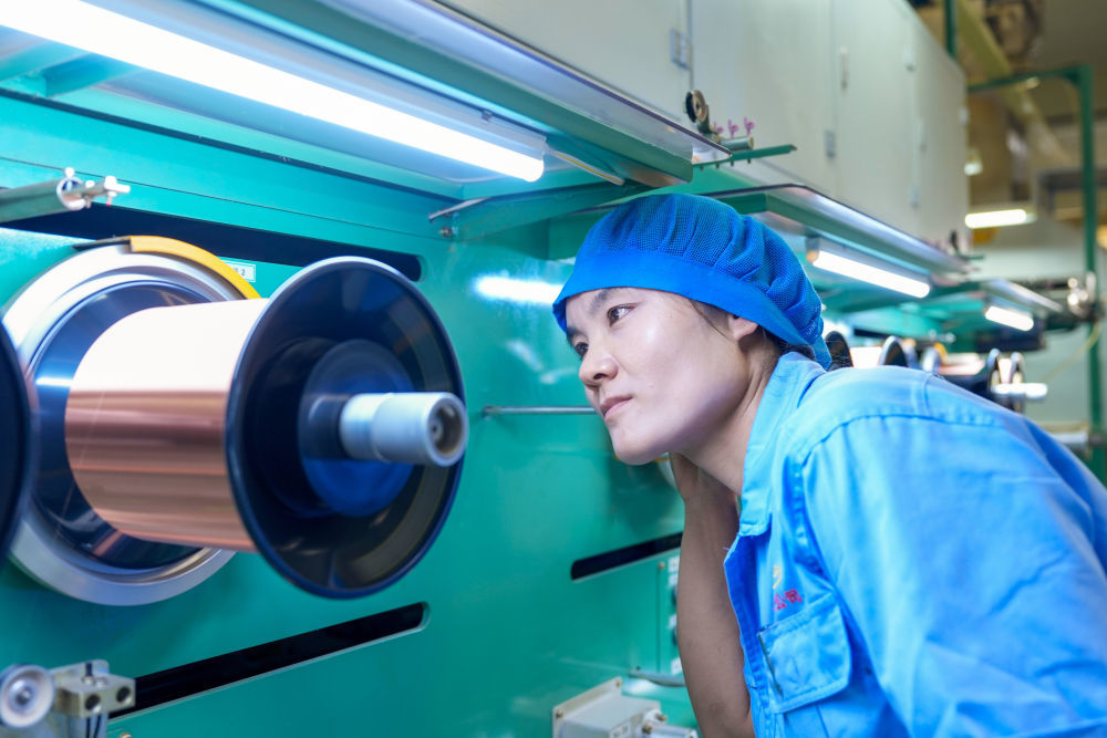 在白银有色长通电线电缆有限责任公司微细电磁线车间，工作人员观察成品排线作业情况。新华社记者郎兵兵 摄