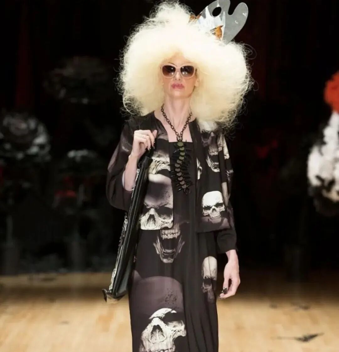 ·2016年,金斯利声称自己在某大牌杂志的活动中走秀。(金斯利个人社交账号)