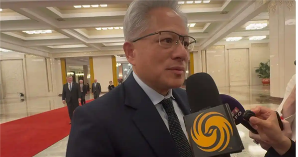 最后一刻登空军一号！黄仁勋回应：特朗普总统让我这么做 这是一个绝佳机会