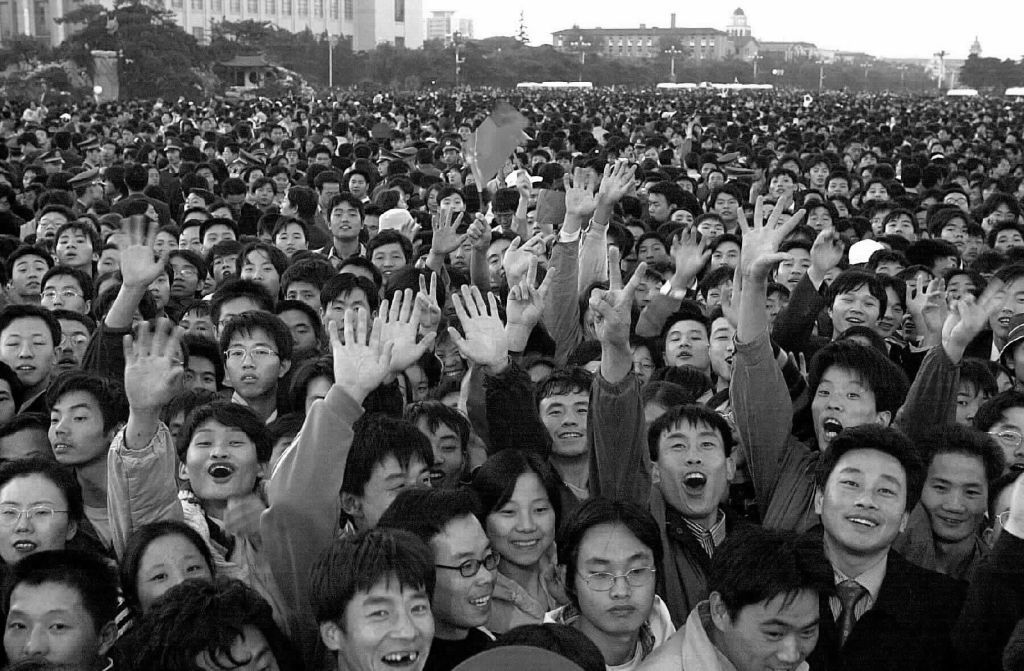 2001年10月1日清晨,20多万各族群众聚集在北京天安门广场,观看隆重的升旗仪式,庆祝中华人民共和国52岁生日。新华社记者 唐召明 摄