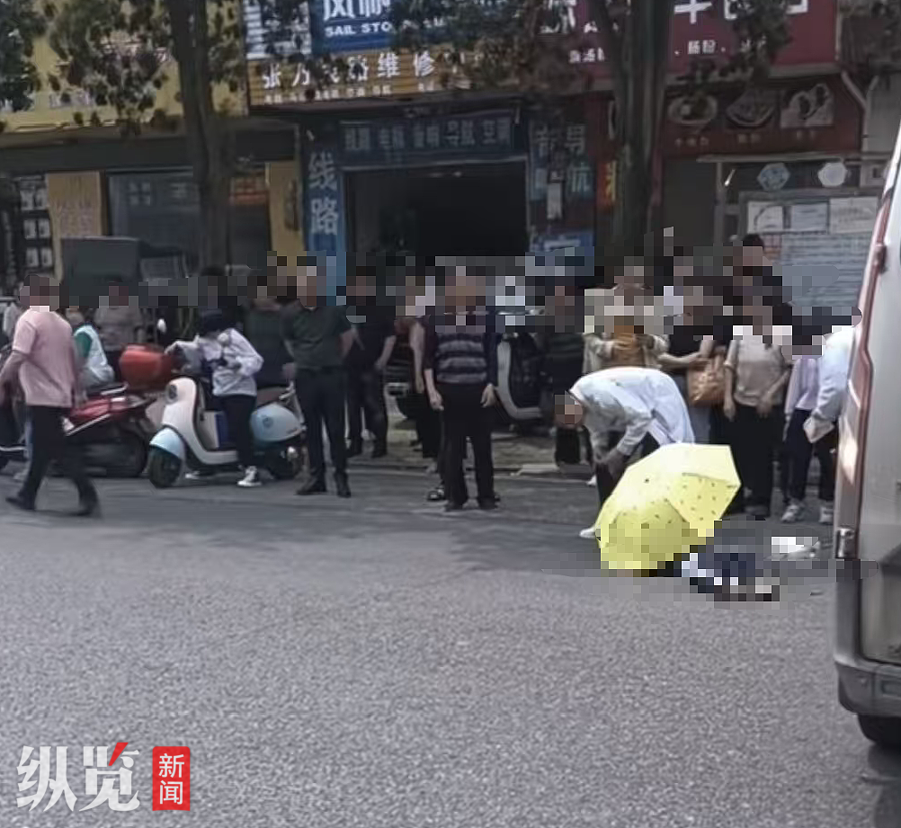 视频显示有医护人员在现场进行处置。（来源/视频截图）