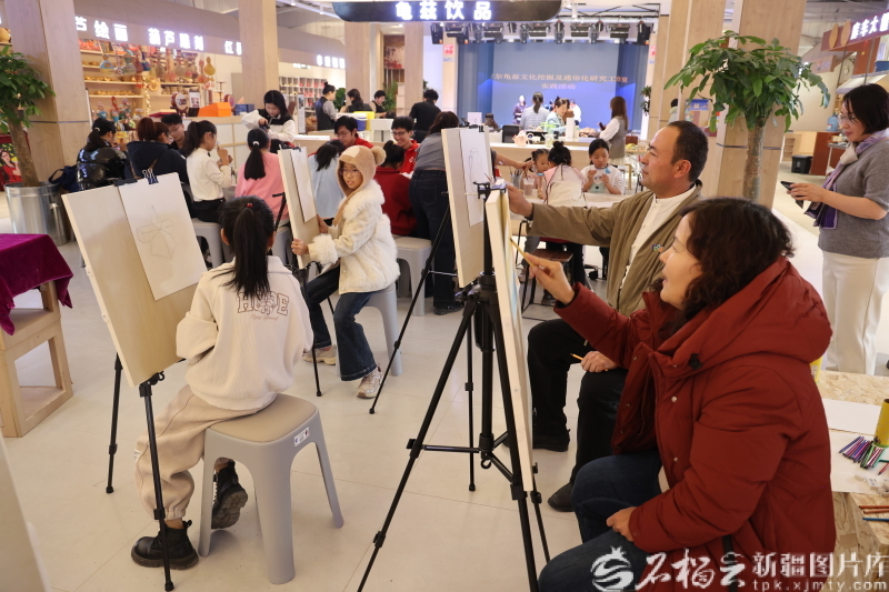 2025年12月7日,市民在库车市龟兹非遗工坊内体验非遗技艺——土陶制作。王红丽摄