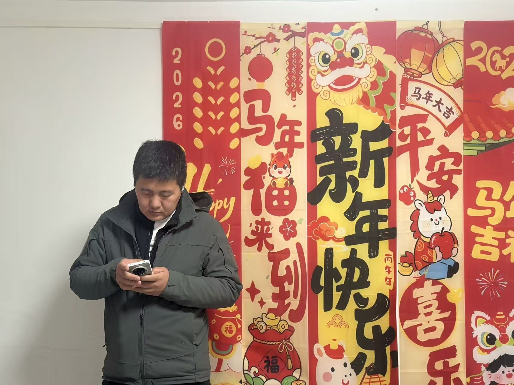 李志刚在北京儿童医院三峡爱心小家里联络患儿家长（记者韩雪莹 摄）