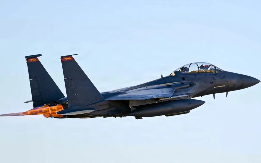 ▲ 美国两名F-15E飞行员，一名被救，另一名下落不明。（图源：盖蒂图片社）