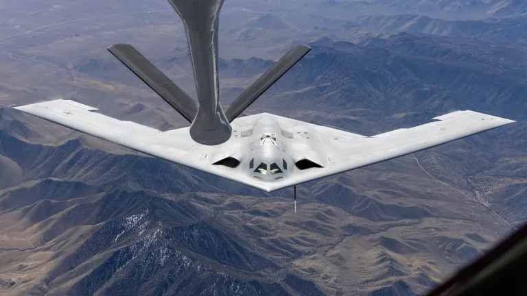 按照美军自己的说法，B-21属于世界首款“第六代战机”