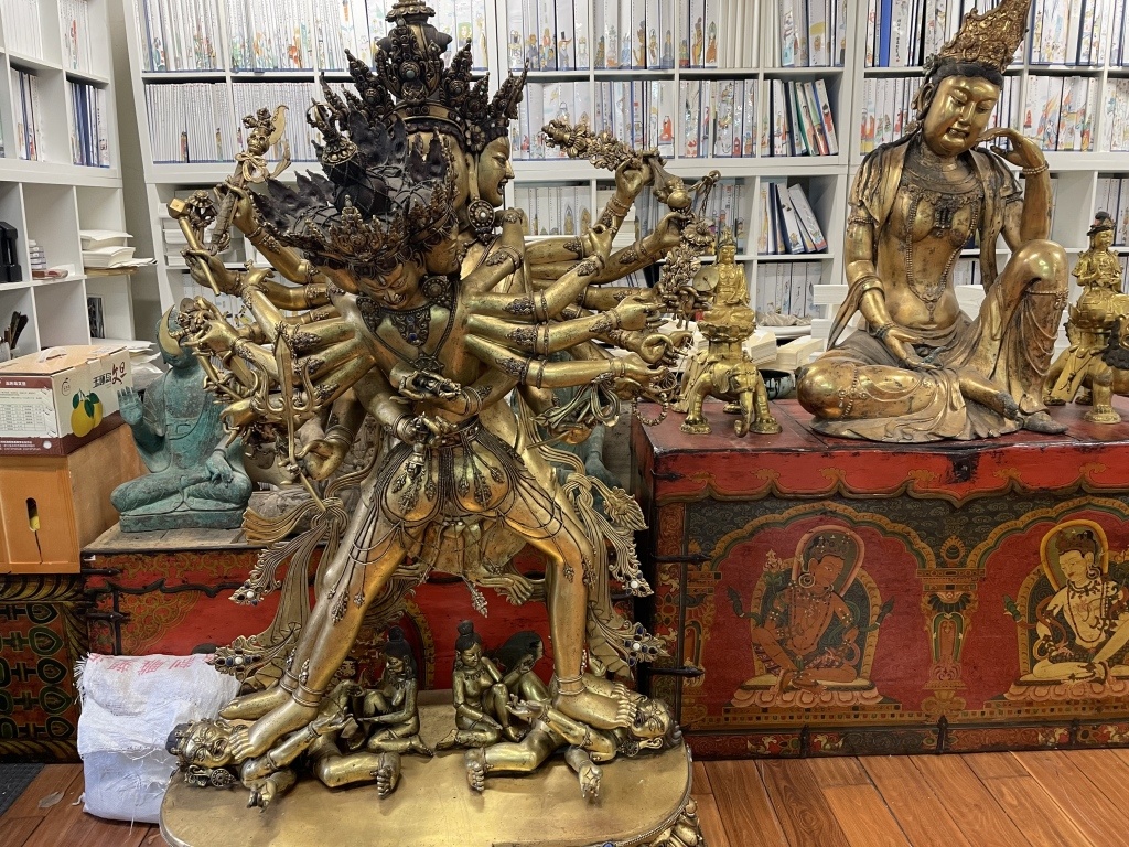 杭州西溪蔡志忠工作室客厅摆设的佛像。澎湃新闻记者 李梅 图