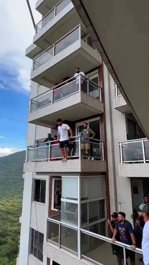 这栋楼的阳台好热闹国内正规配资平台