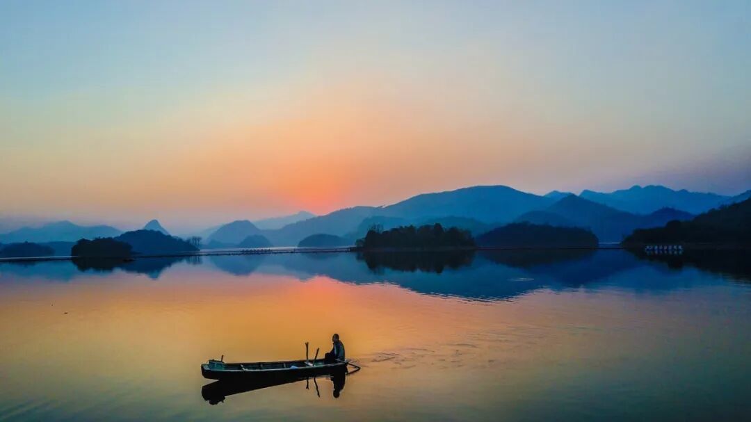 摄图网_501551883_贵阳千岛湖夕阳渔船_(企业商用).jpg
