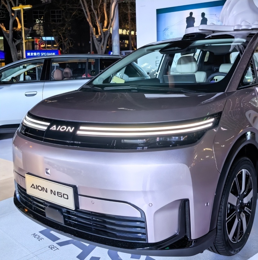 10-15 万满配智驾电车怎么选？双冠军同款埃安 N60