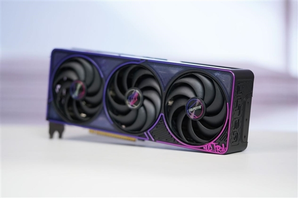 嘻哈涂鸦太吸睛！七彩虹RTX 5070 Ultra OC 12GB图赏