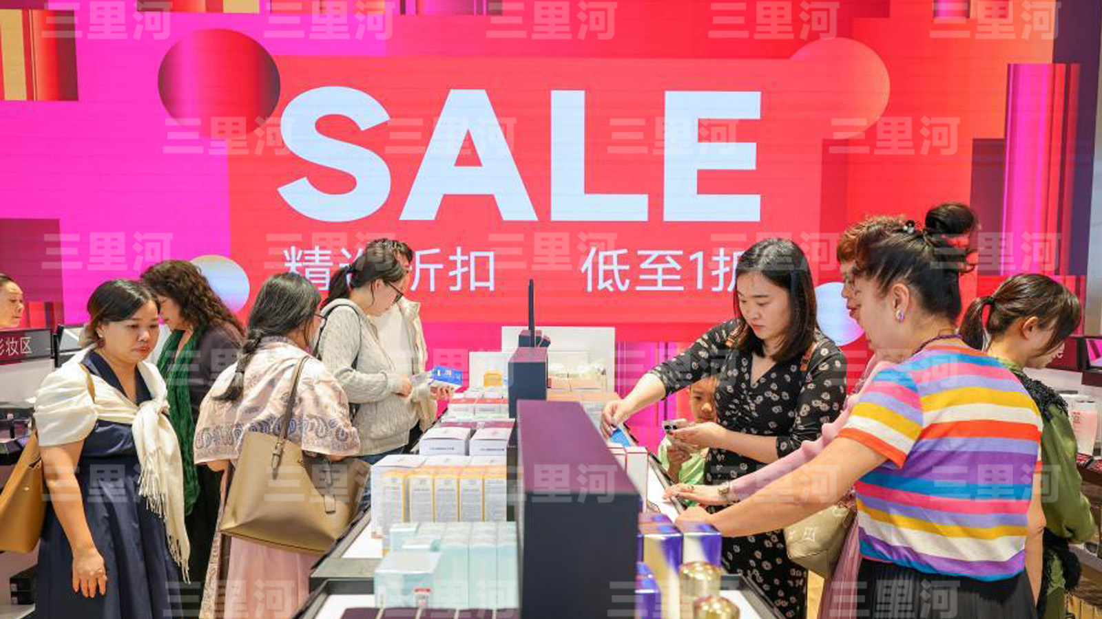 1月18日,顾客在cdf海口国际免税城选购化妆品。中新社记者 骆云飞 摄