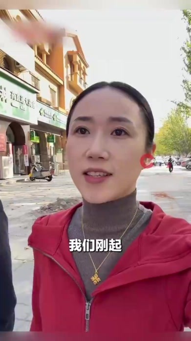 新人举办极简婚礼步行去酒店吃席