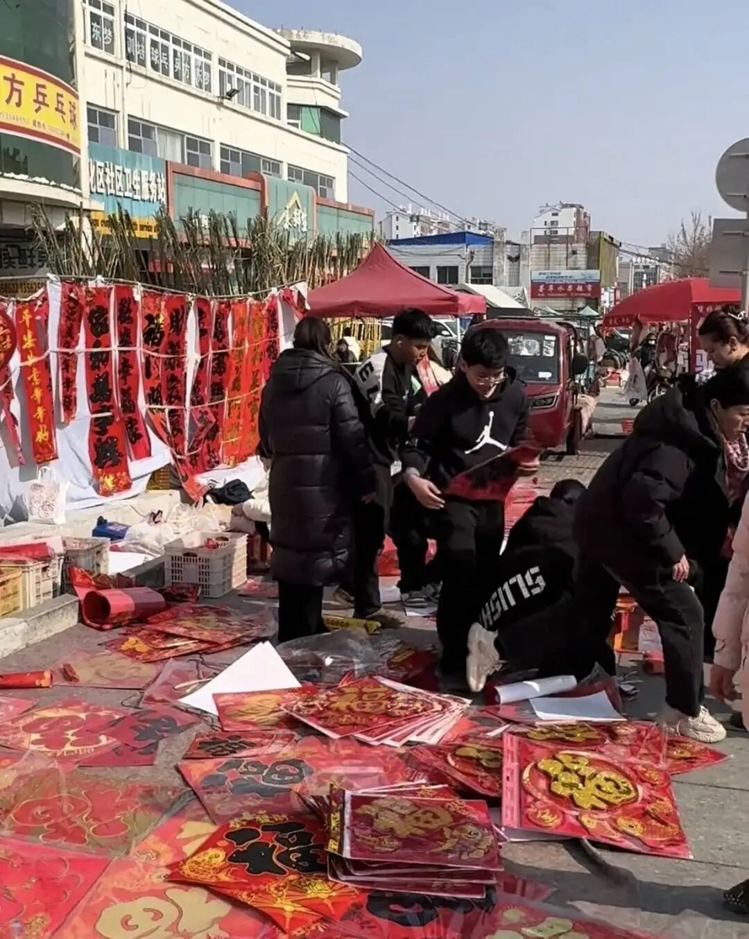 众多热心市民在听到故事后,纷纷前来支持。网传视频截图