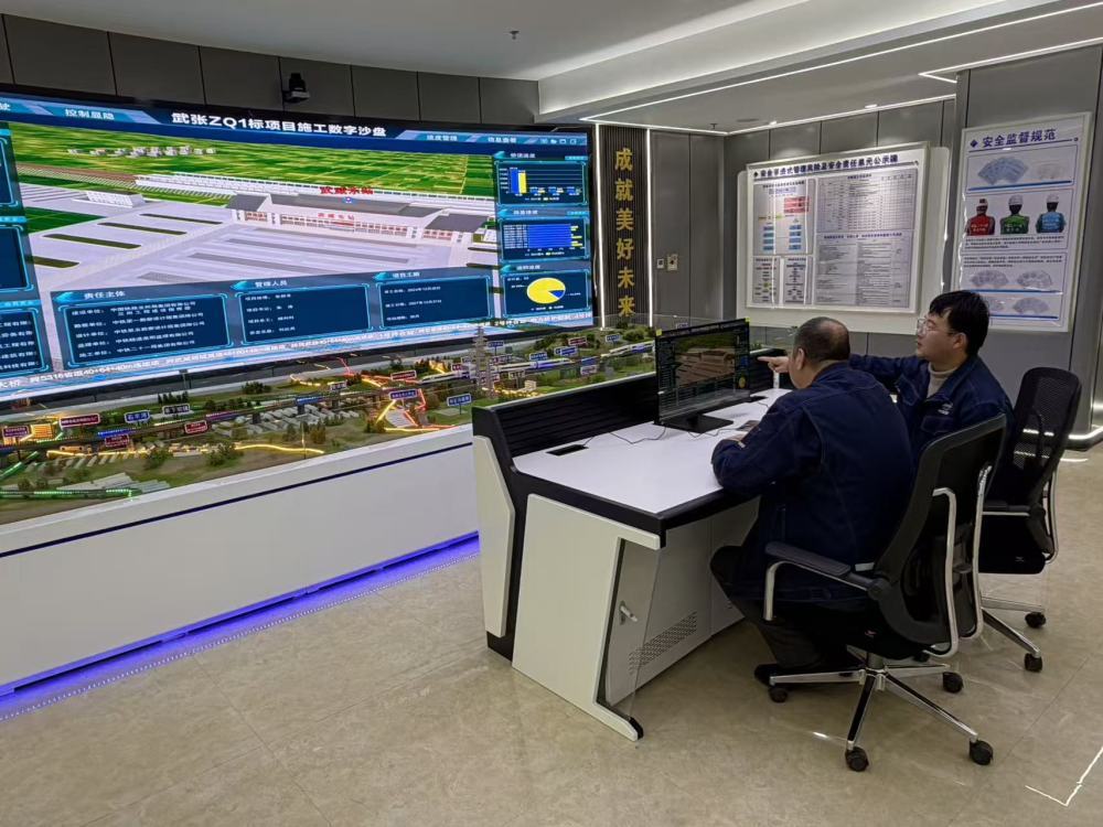 中铁二十一局集团有限公司技术员秦振琦正在教团队中的老师傅操作智慧管理平台。新华社记者李杰 摄