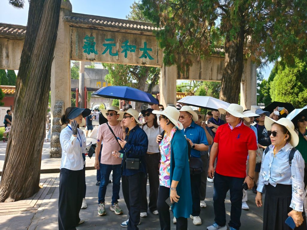 老挝游客在曲阜参观游览。新华社发