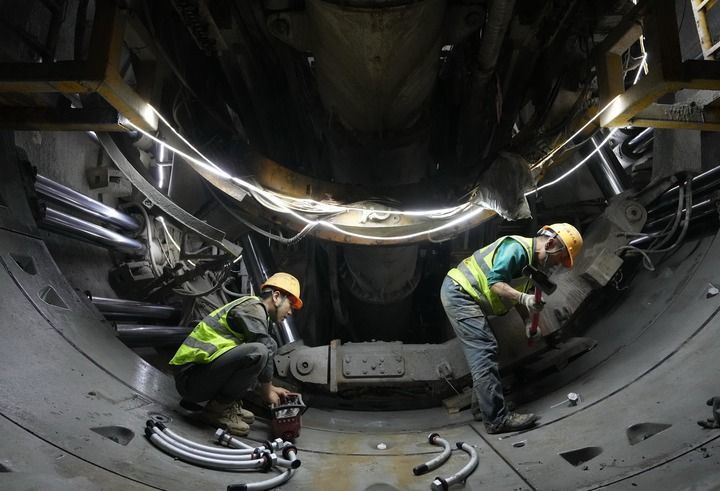 中铁十八局集团工人在石家庄市地铁5号线一期工程01工区建设工地施工（2025年10月24日摄）。新华社记者 杨世尧 摄