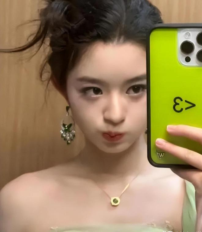 黄杨钿甜在社交平台晒“天价耳环”