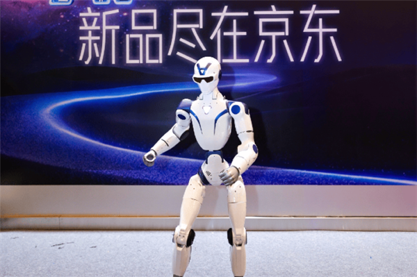 全球首款！宇树京东定制人形机器人亮相