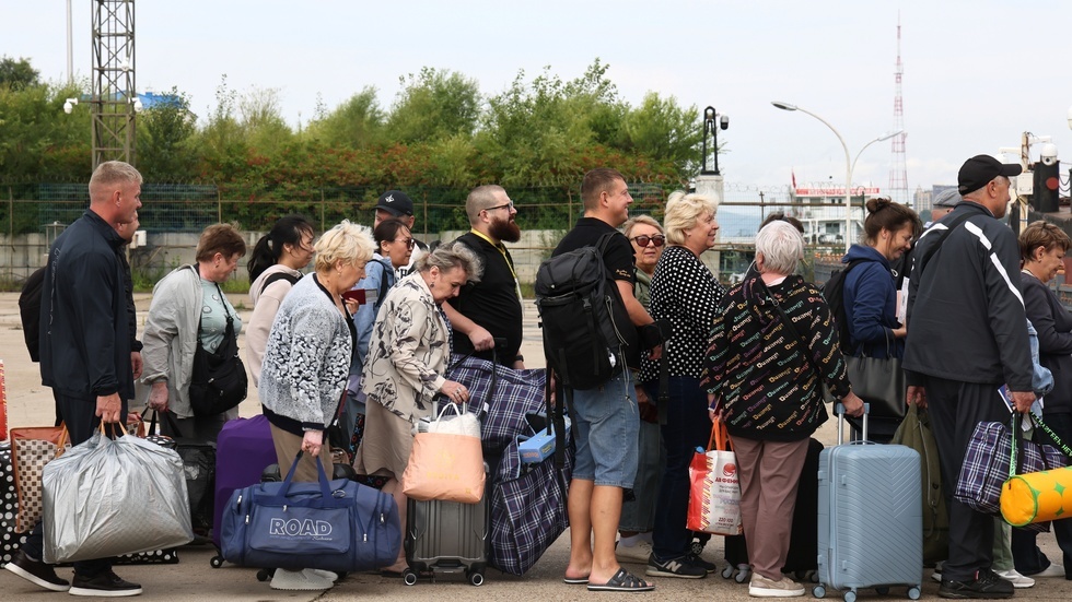 俄罗斯旅客在黑河水运口岸搭乘客轮往返两岸,有序办理出入境手续