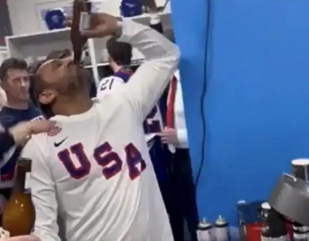 帕特尔在冬奥会美国冰球队更衣室豪饮啤酒的视频画面