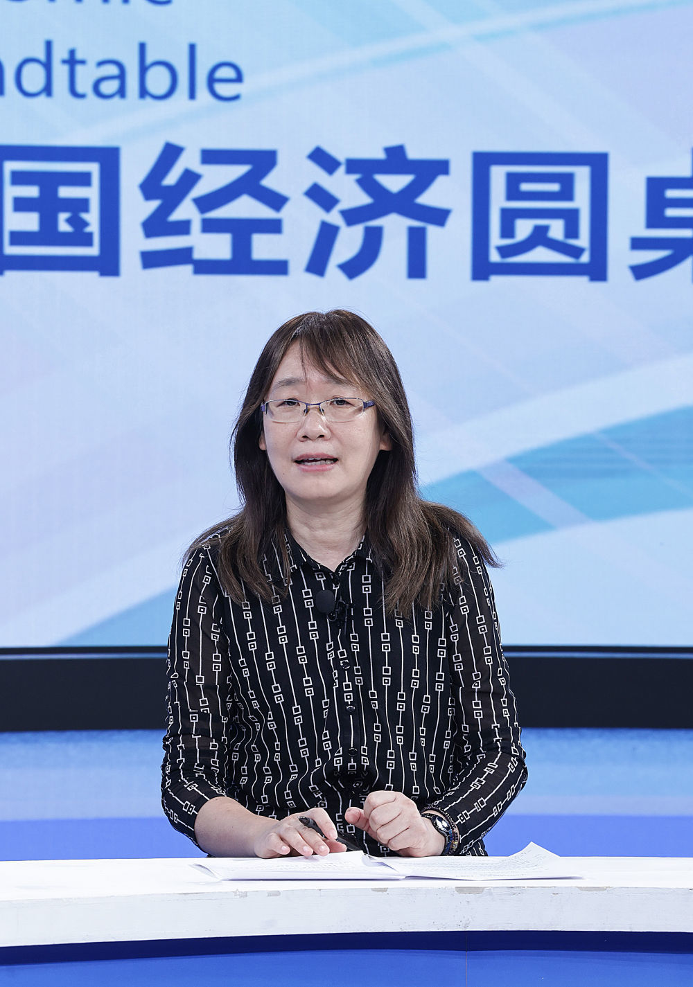 北京市科学技术研究院创新发展战略研究所所长伊彤在第三十五期“中国经济圆桌会”大型全媒体访谈节目录制现场发言。新华社记者 张玉薇 摄