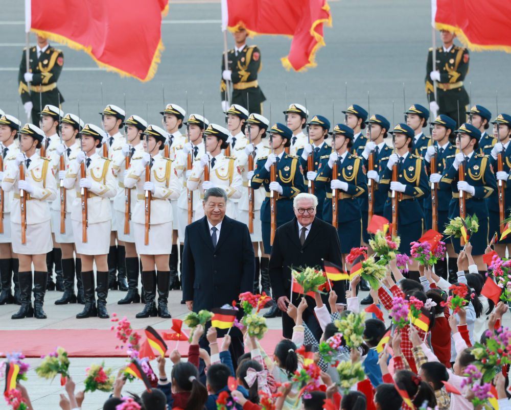 10月30日下午,国家主席习近平在北京人民大会堂同来华进行国事访问的德国总统施泰因迈尔举行会谈。这是会谈前,习近平在人民大会堂东门外广场为施泰因迈尔举行欢迎仪式。新华社记者 王晔 摄