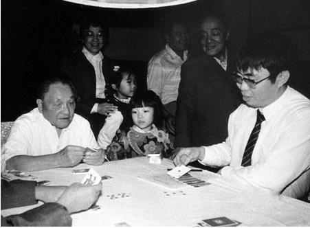 聂卫平（右）和邓小平打桥牌（ 图片来源：人民网）
