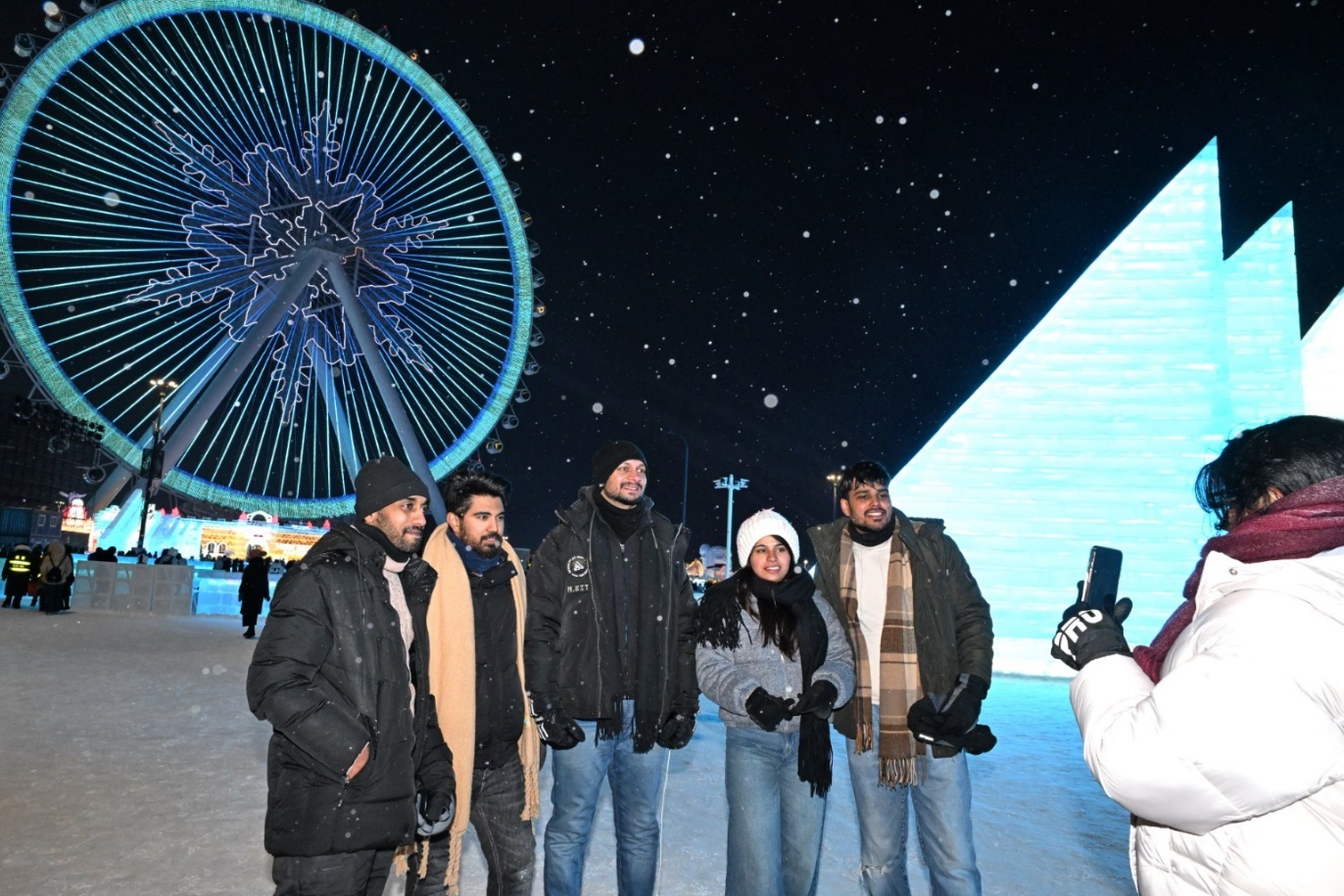 资料图：外国游客游览哈尔滨冰雪大世界