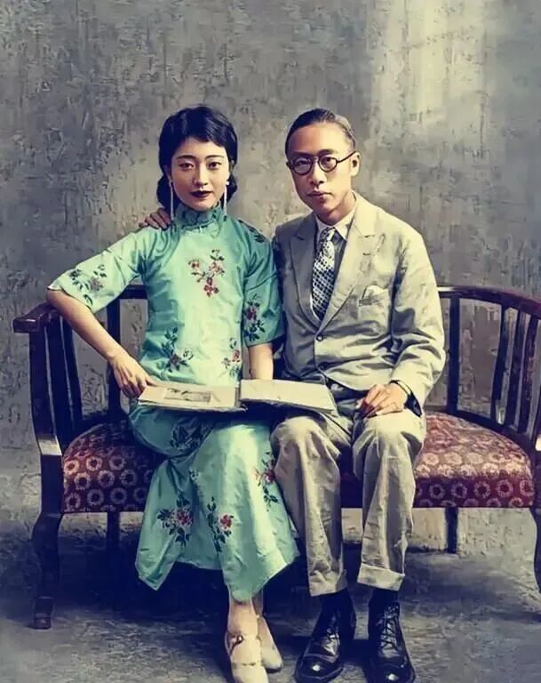 婉容与溥仪在天津室内合影
