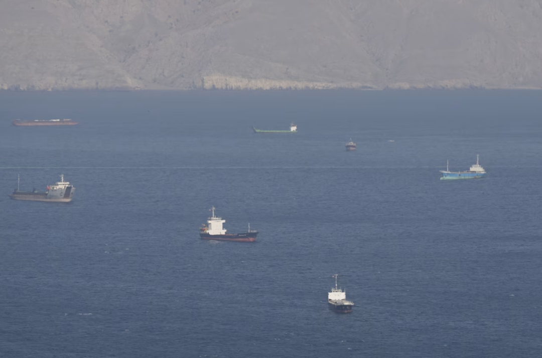 ▲周六，多艘船只和油轮停泊在阿曼海岸附近的霍尔木兹海峡。 （图源：路透社）