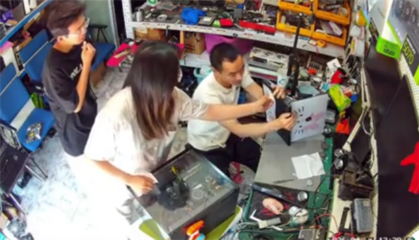 女子游戏本疯狂过热 维修小哥10秒搞定：原因离谱 看完要心梗