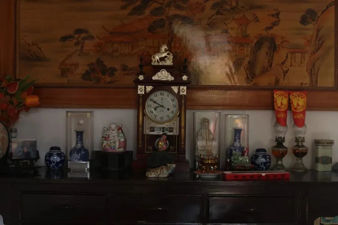 《讲故事的人》中,金蕨陪同采访对象回幼时居住的老宅。(图/受访者供图)